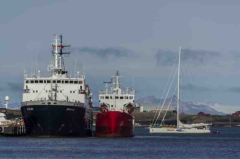 01 - Noruega - islas Svalbard - isla de Spitsbergen - Longyearbyen - puerto - barco Ortelius